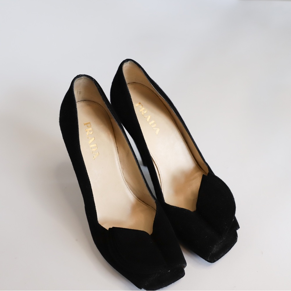 PRADA Black peep toe suede pumps. Size 37 (7)